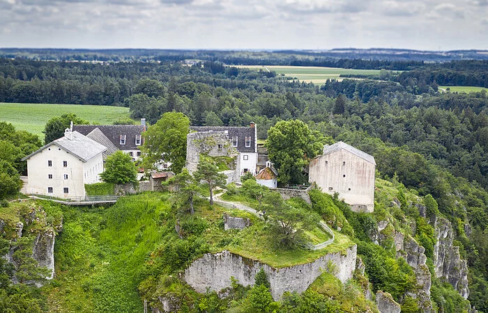 Gelände von Schloss Arnsberg und Burgruine mit Bergfried