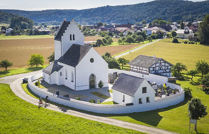 Böhminger Kirche mit Mesnerhaus