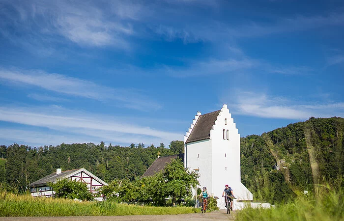 Mesnerhaus und Kirche Böhming