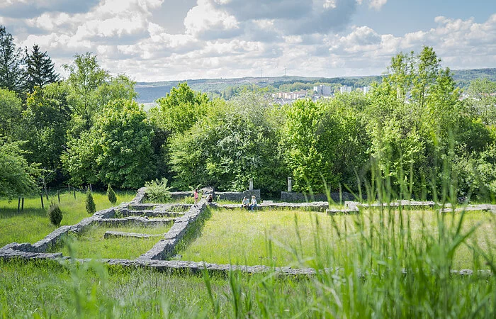 Villa Rustica mit vielen Bäumen im Hintergrund