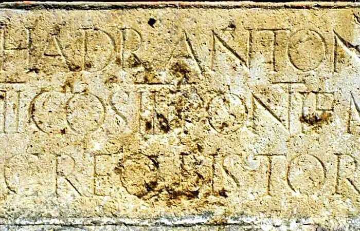 Römische Inschrift im Sockel der Südwand der Ortskirche St. Michael von Gnotzheim (Bild: W. Schmidt, 2005)
