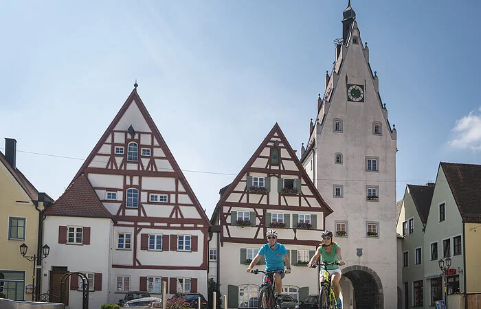 Der Obere Torturm und die Moserhäuser - Wahrzeichen Monheims