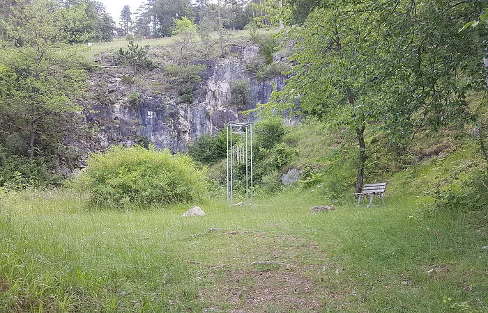 Ruhebank entlang des Klangweges Riedenburg