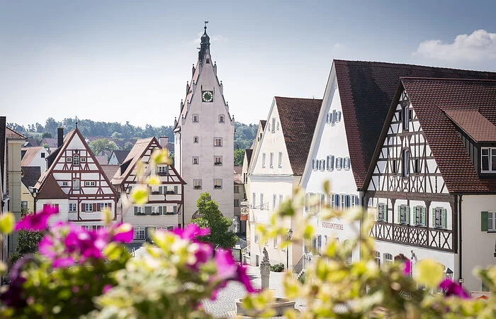 Aussicht vom Rathaus auf die Monheimer Wahrzeichen - Der Obere Torturm mit den Moserhäusern