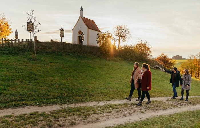 Die Kalvarienbergkapelle "Zur schmerzhaften Muttergottes" in Wittesheim - eingerahmt von 14 Kreuzwegstationen