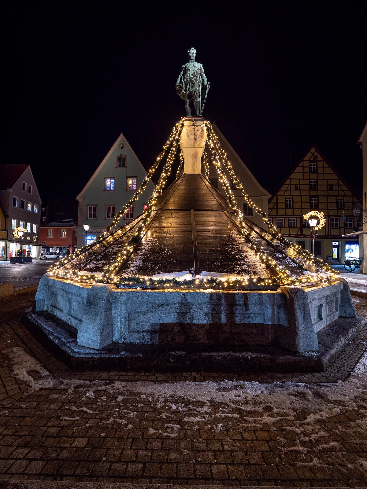 Kaiser-Ludwig-Brunnen mit Weihnachtsbeleuchtung