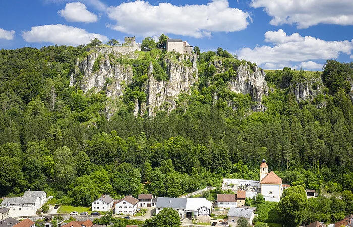 Schloss Arnsberg und Arnsberg mit Wallfahrtskirche St. Sebastian