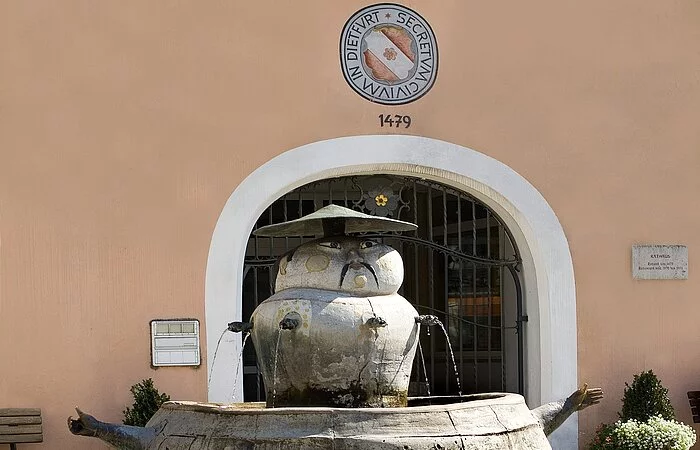 Chinesenbrunnen vor dem Rathaus