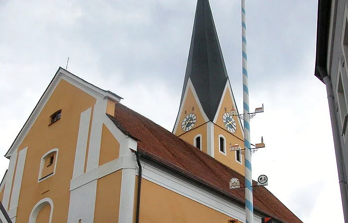 Pfarrkirche mit Kolping-Baum