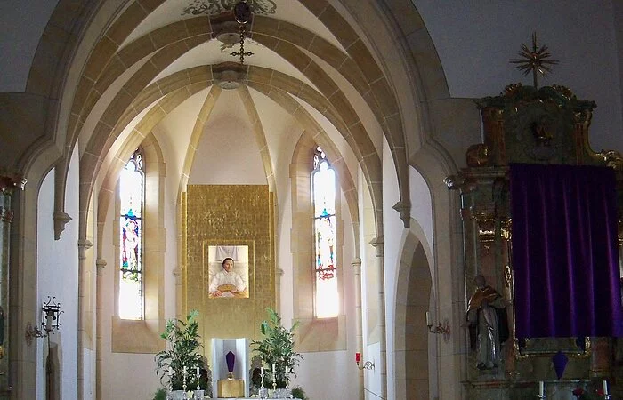 Grab der heiligen Anna Schäffer im Langhaus der Kirche Mindelstetten