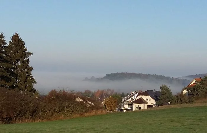 Huisheim im Morgennebel