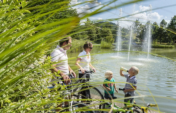 Familie macht Pause am Stadtweiher