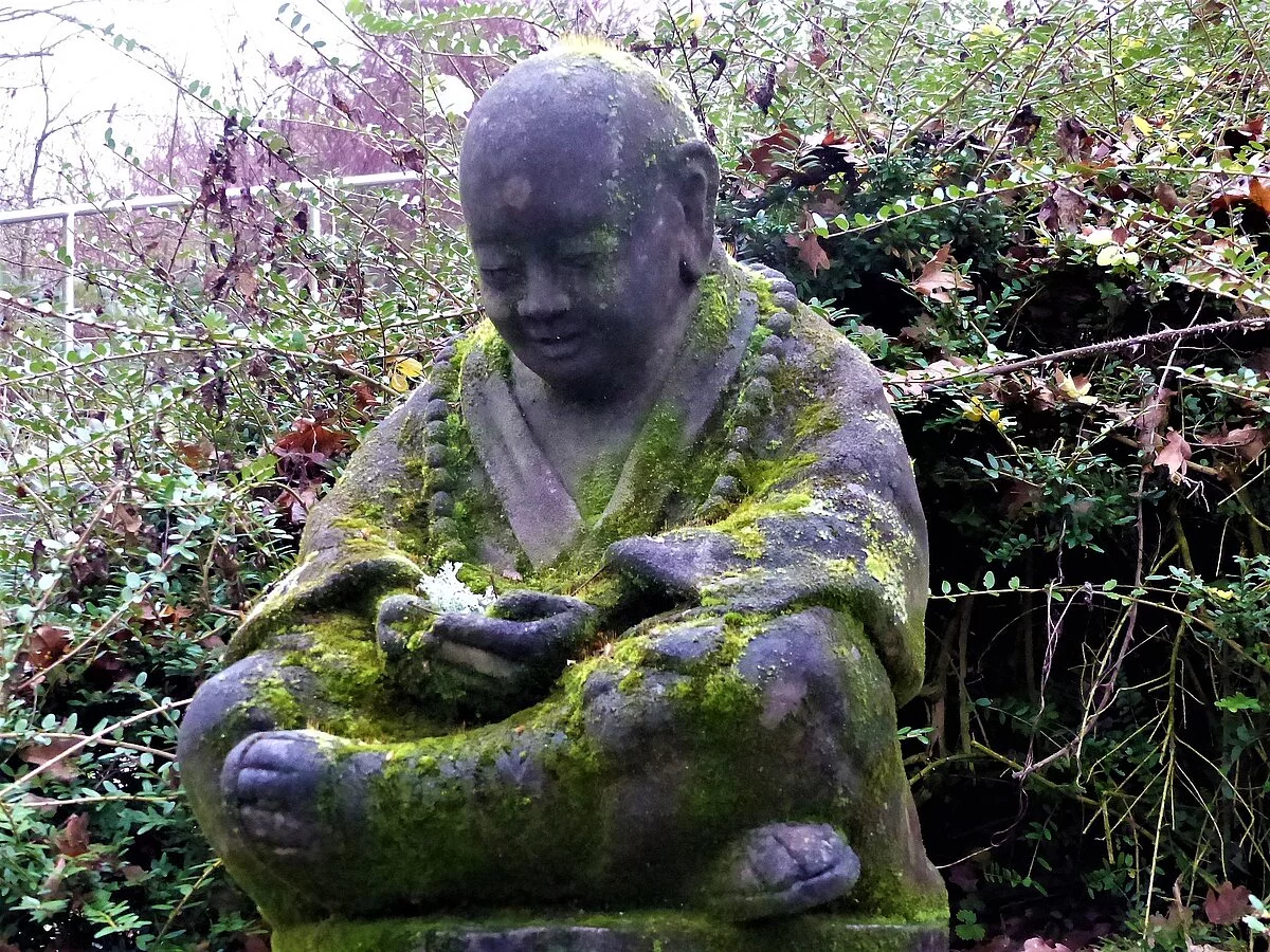 Buddha-Statue am Wanderweg Steinerskirchen