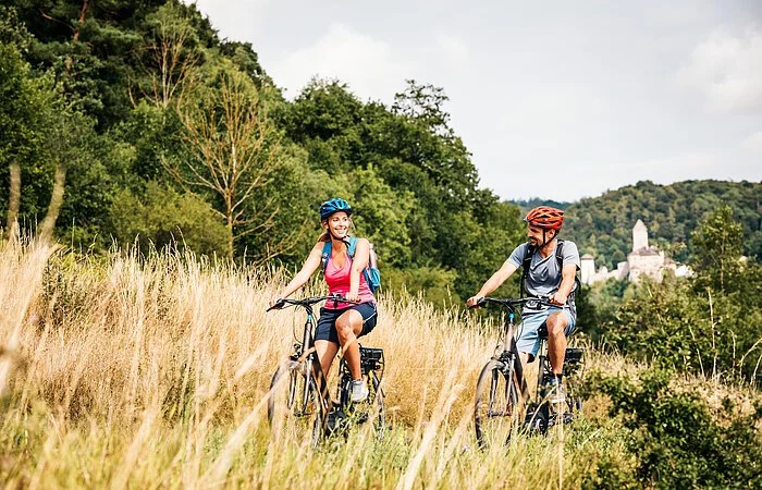 Radler unterwegs auf dem Altmühltal-Radweg