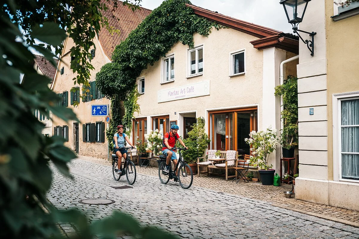 Radler fahren durch Pappenheim