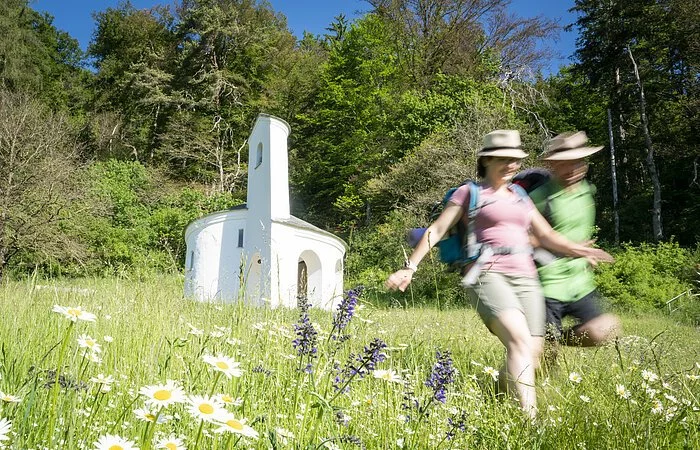 St. Gunthildiskapelle mit Wanderpärchen