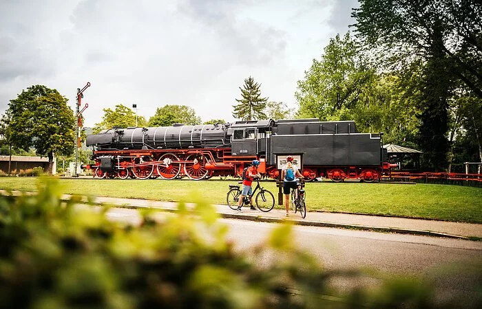 Radler vor der Eisenbahn in Treuchtlingen