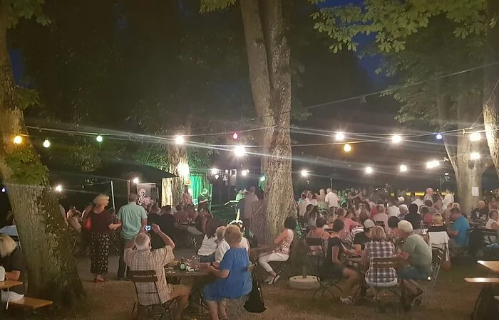 Stadthalle, Janni's Biergarten