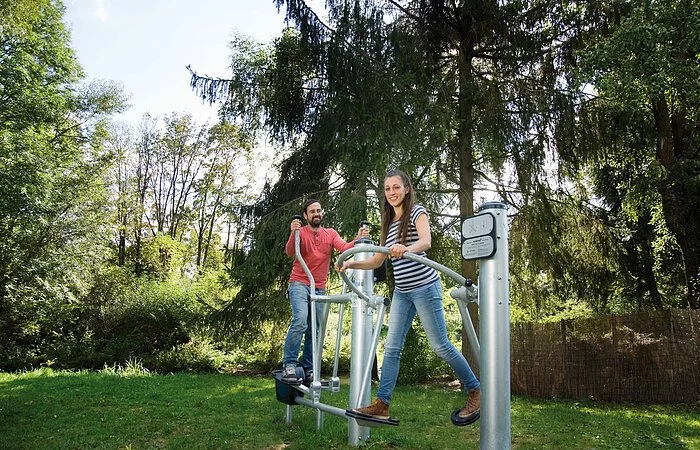 Fitnessgeräte bei Wassertretanlage Kinding