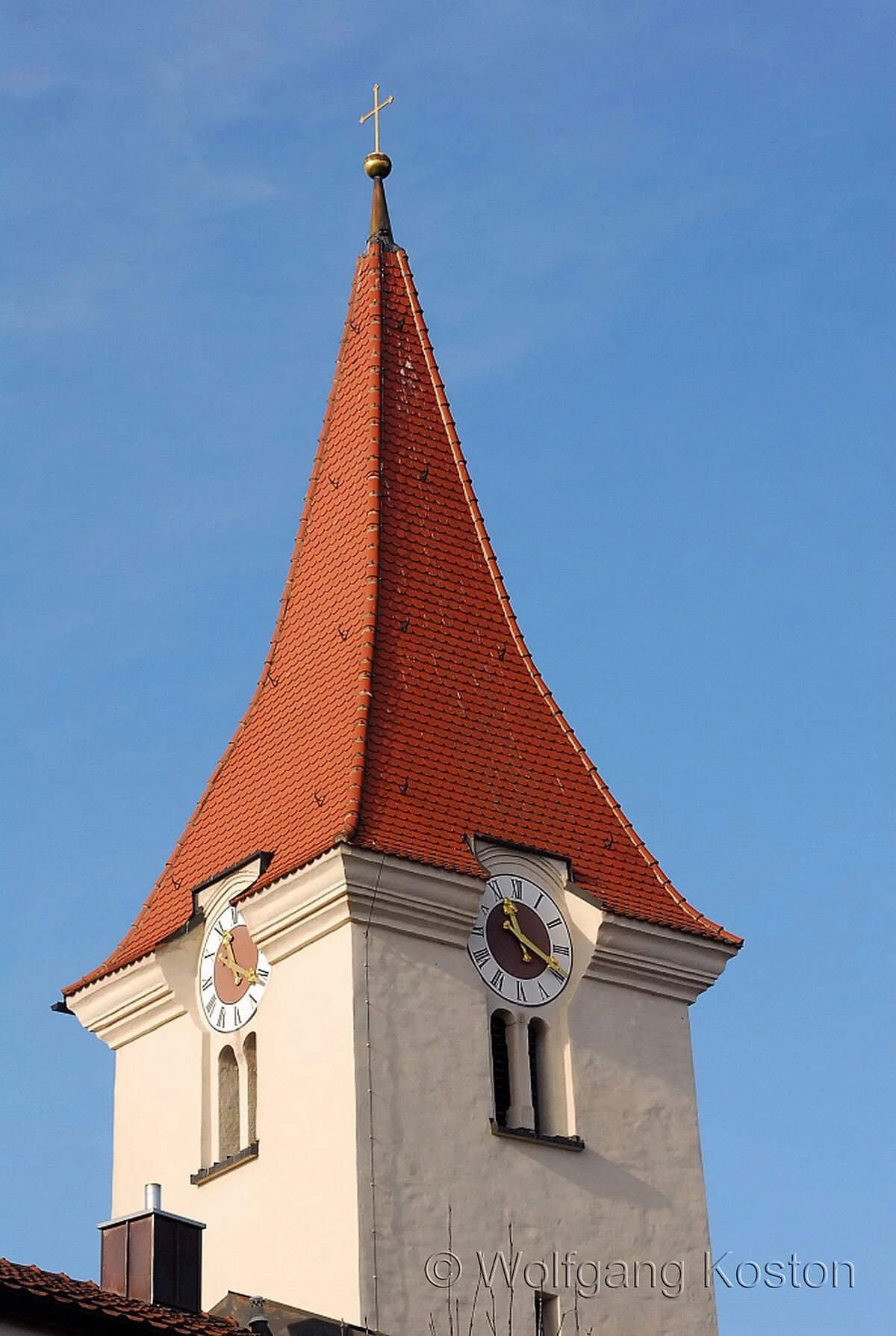 Kirchturm der katholischen Kirche Sankt Bonifatius in Böhmfeld