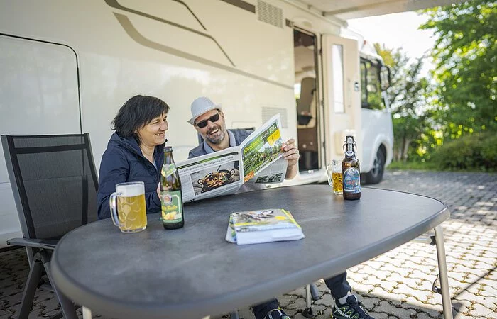 Pärchen auf dem Reisemobilstellplatz