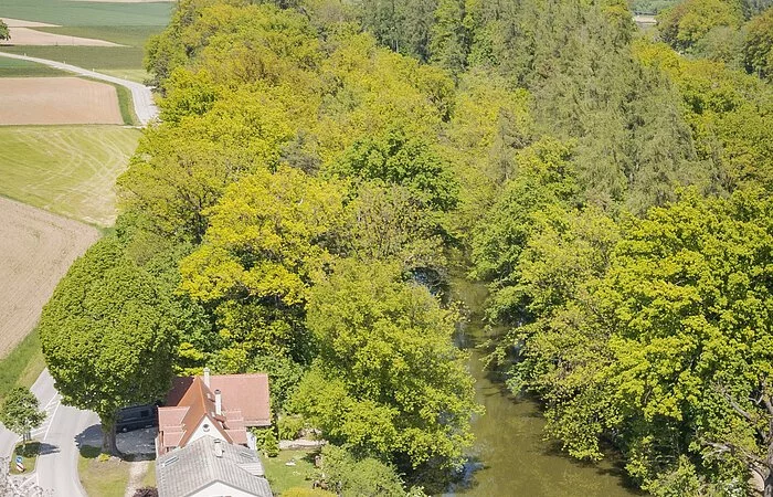 Karlsgraben mit Haus aus der Vogelperspektive im Hintergrund Blick auf Weißenburg