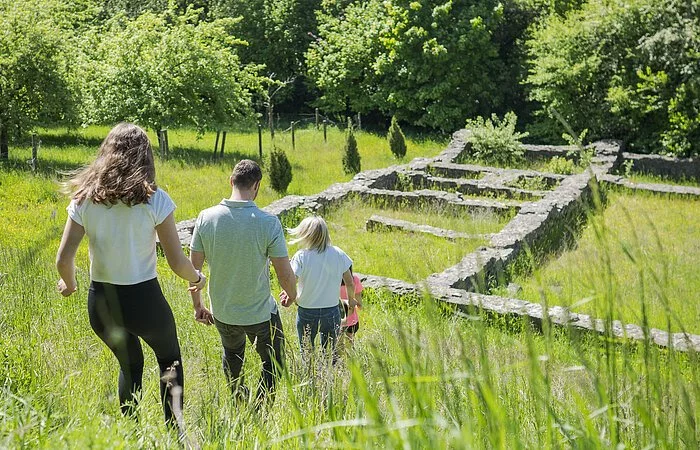 Familie besucht die Villa Rustica