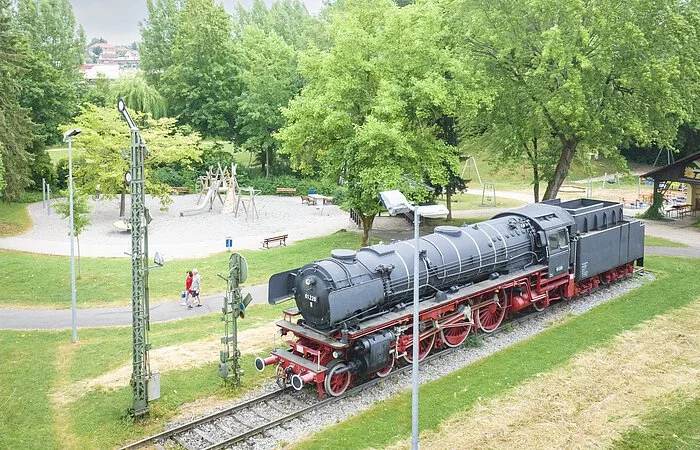 Luftaufnahme Denkmalslok und Spielplatz