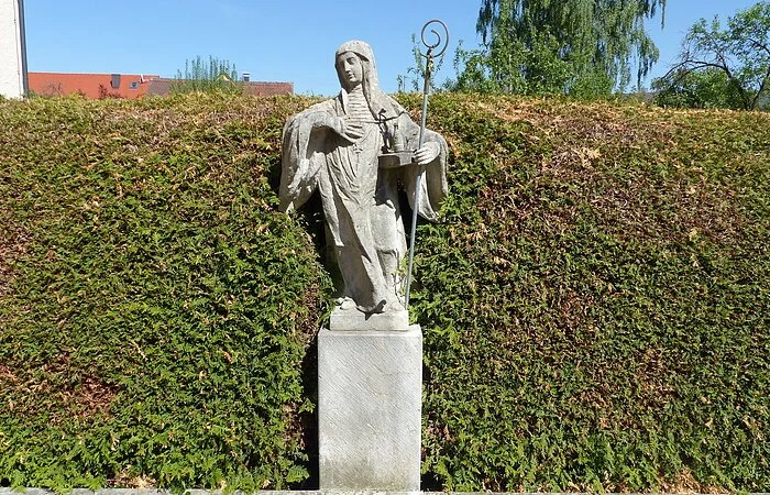 Statue der Heiligen Walburga im Klostergarten Monheim