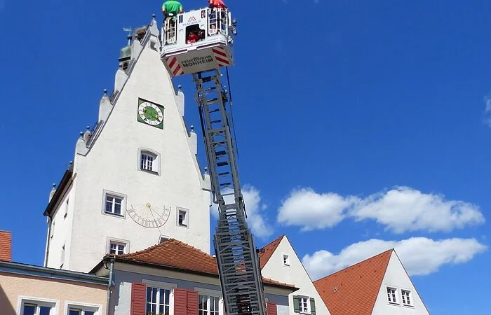 Mit der Drehleiter zur Beringung der Monheimer Störche