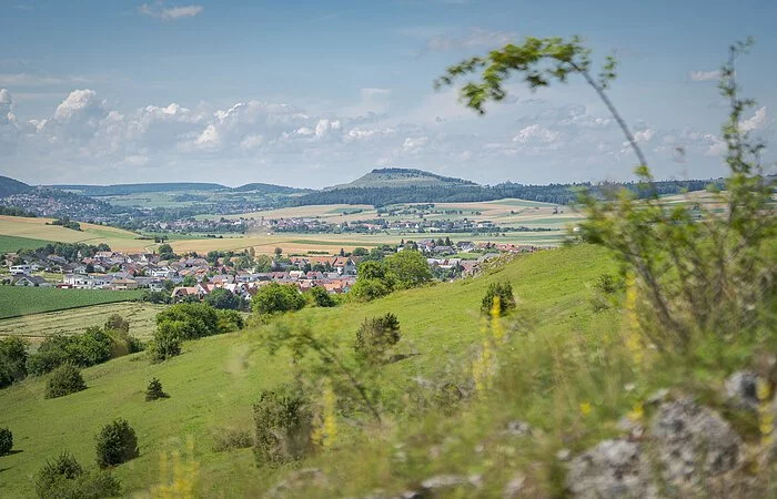 Blick von den Ofnethöhlen auf den Ipf