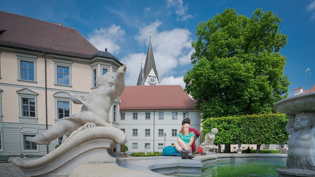 Wanderer am Residenzplatz in Eichstätt