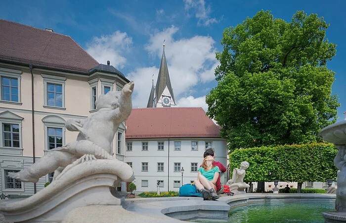 Wanderer am Residenzplatz in Eichstätt