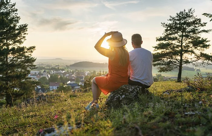 Wanderpaar mit Sonnenuntergang bei Monheim