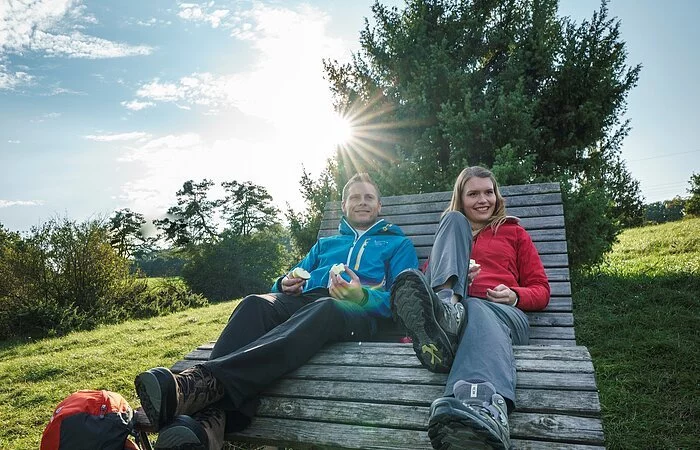 Wanderer auf Liegebank bei Hagenacker