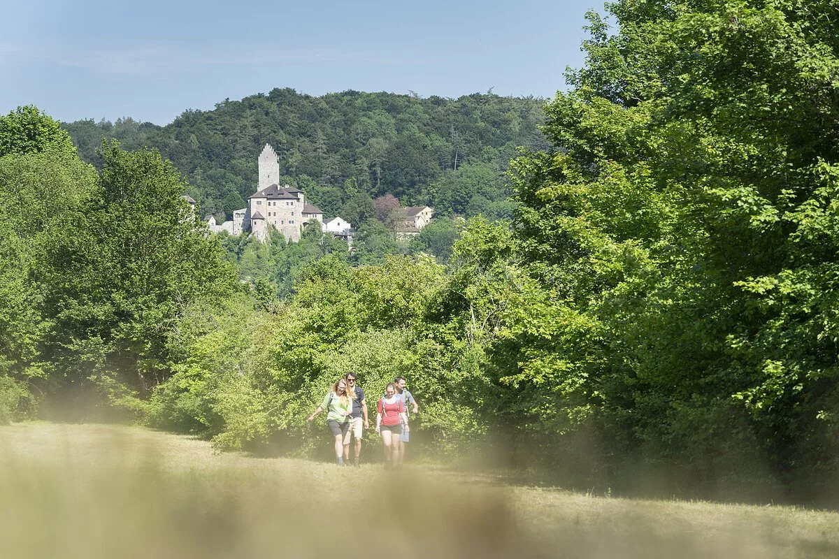 Altmühltal-Panoramaweg (Kipfenberg) Wanderer vor Burg Kipfenberg