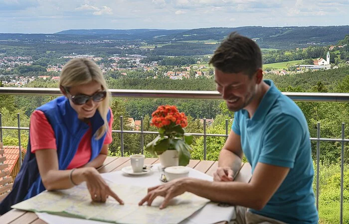 Planung der weiteren Planung der Radtour im Hotel Schönblick mit Panoramablick auf Neumarkt