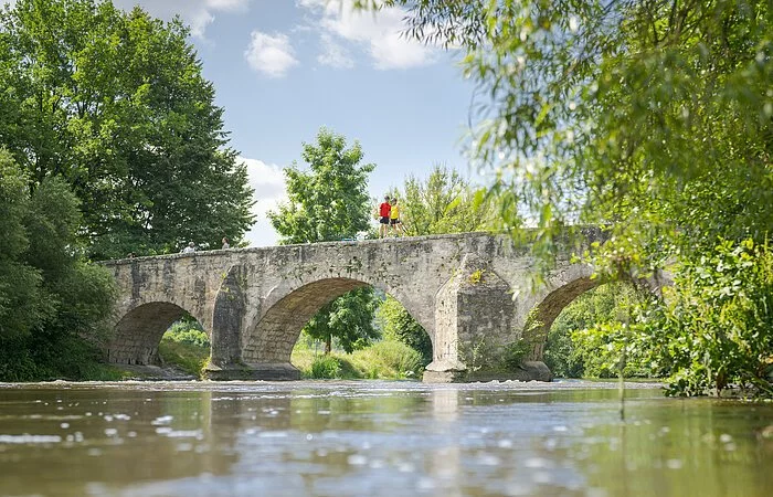 Radfahrer auf der alten Brücke bei Pfünz