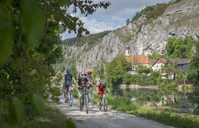 Radlerfamilie auf dem Altmühltal-Radweg bei Essing