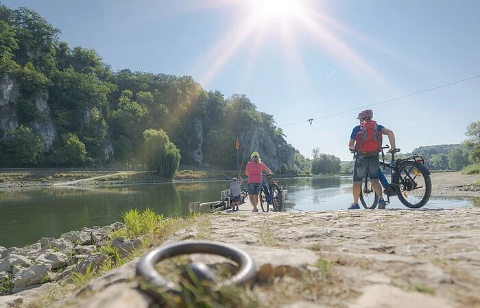 Radler an der Donaufähre bei Weltenburg