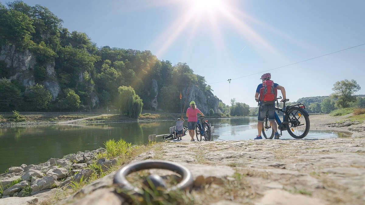 Radler an der Donaufähre bei Weltenburg