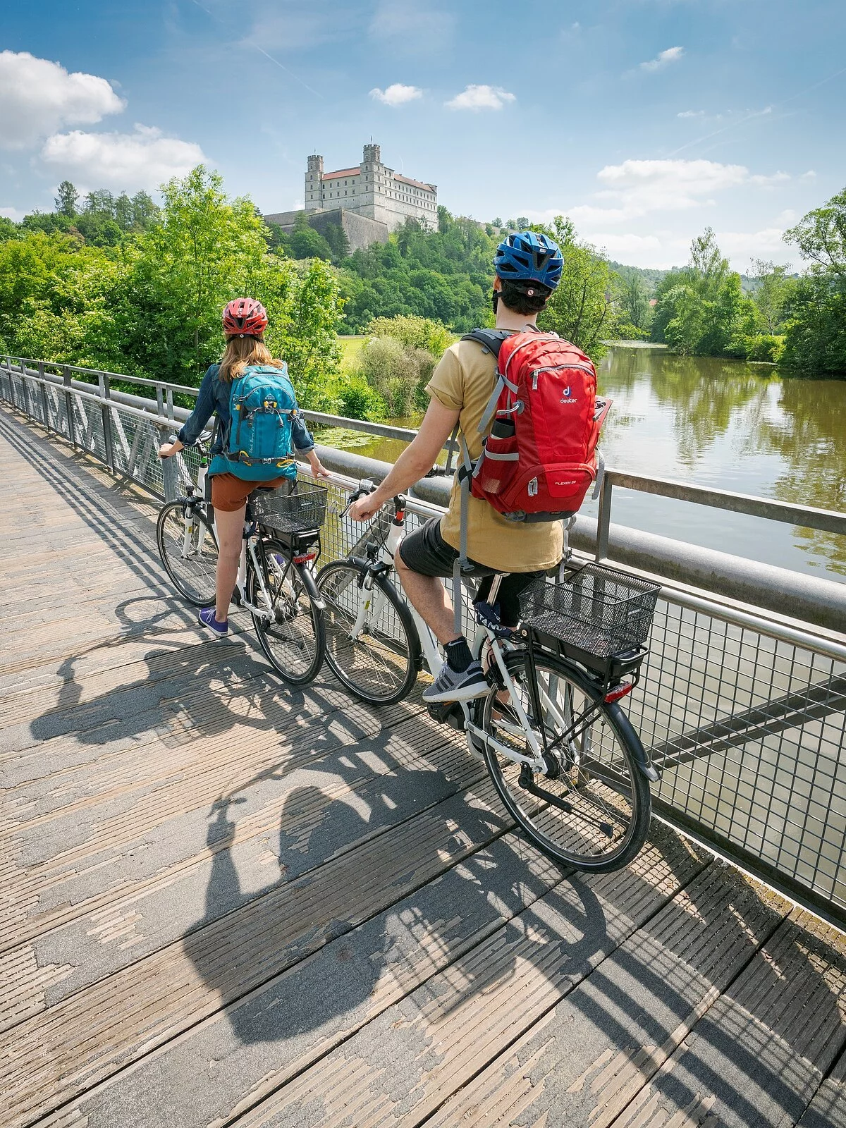 Radfahrer bei Eichstätt auf dem Altmühltal-Radweg