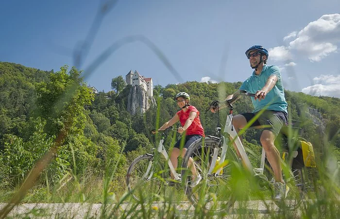 Radwanderer am Altmühltal-Radweg bei Burg Prunn