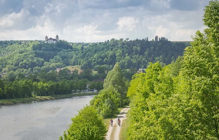 Kanal mit Schloss Hirschberg