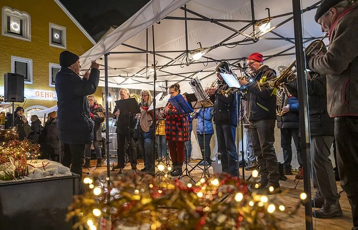 Kipfenberger Blaskapelle beim Kipfenberger Weihnachtsmarkt