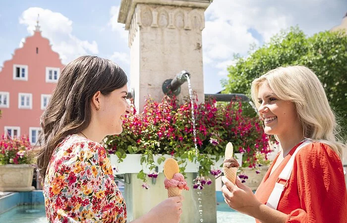 Eis essen vor dem Marien Brunnen