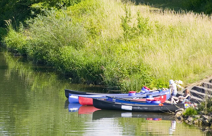 Paddelboot am Kanal