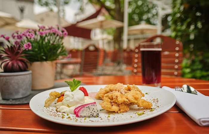 Brotzeit auf der Terrasse des Hotel Fuchsbräu