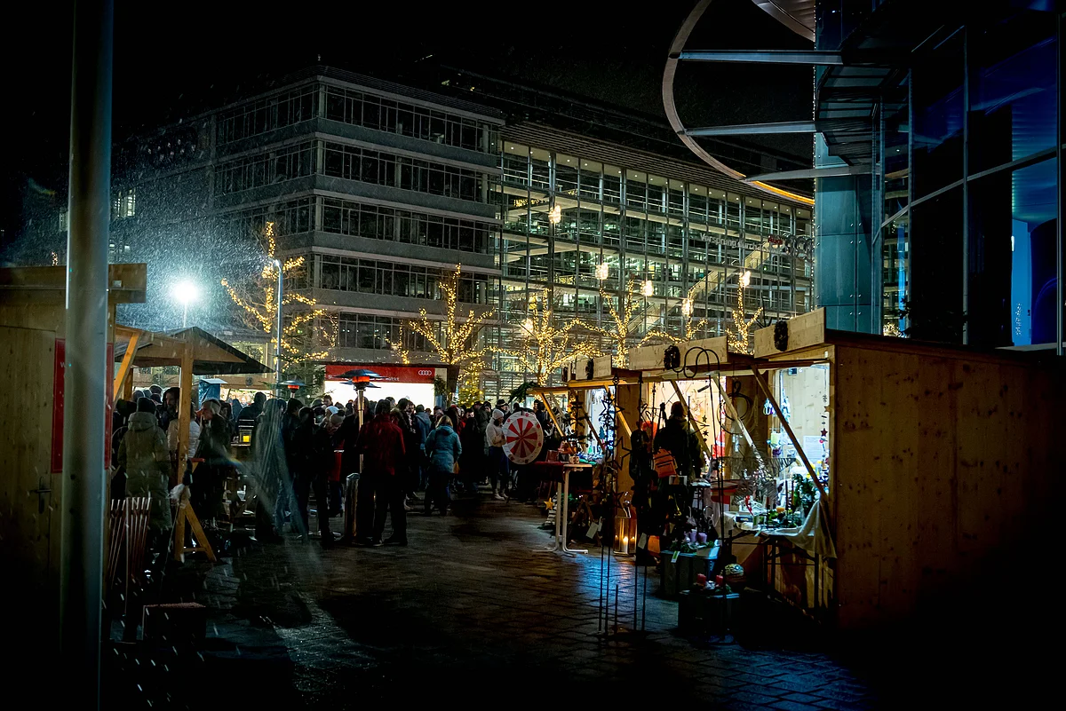 Sozialer Weihnachtsmarkt auf der Audi Piazza