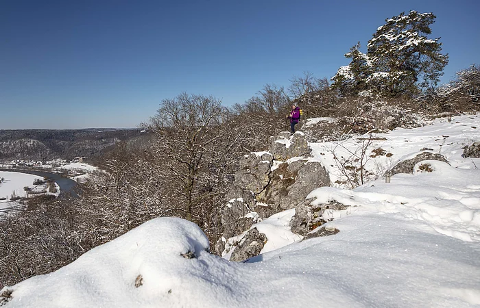 Wanderer auf dem schneebedecktem Altmühltal-Panoramweg